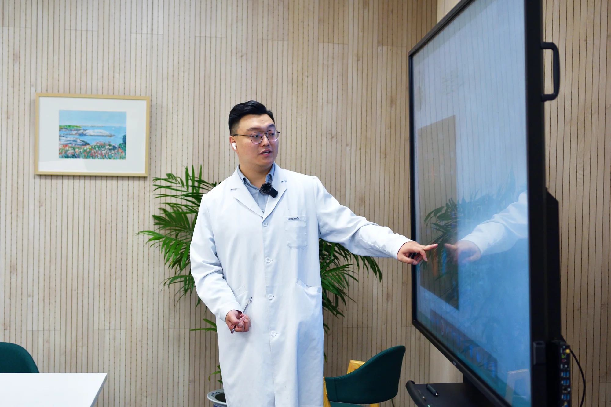 冬菇老师在课堂上讲解